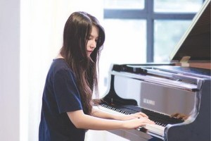 雅恩在表演鋼琴。