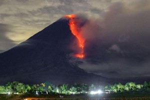 當地時間1月16日，印度尼西亞東爪哇省塞梅魯火山噴發，冒出大量濃煙遮天蔽日，景象壯觀。（圖源：互聯網）