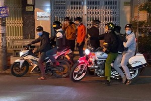 非法聚集賽車的3名年輕飆車徒被當場制服並押送至公安派出所。（圖源：視頻截圖）