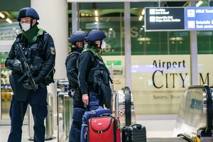 武警在法蘭克福機場警戒防衛。（圖源：DPA）