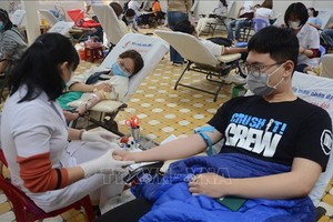 峴港年輕熱心市民踴躍前來捐血救人奉獻愛心。（越通社）