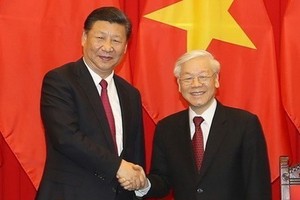 黨中央總書記、國家主席阮富仲（右）與中共中央總書記、國家主席習近平。（圖源：越通社）