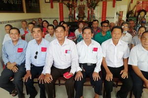 六桂堂宗祠各長老領取禮物、利是後合照。