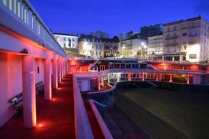 圖為法國西南部比亞里茨的空曠港口。（圖源：互聯網）