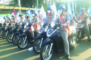 傑出員工歡欣地領取昂貴的摩托車獎品。