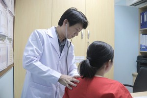 市醫藥大學醫院黃廷友幸碩士、醫生正在為病人診療及諮詢睡眠問題。