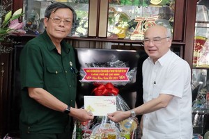 市委宣教處主任潘阮如奎(右)向黎金榜大校贈送禮物。（圖源：秋紅）