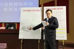 1月18日新聞發佈會現場，陳飛介紹回風井和鑽孔救援施工進度示意圖。（圖源：Sina）