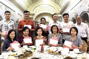 劉厚全先生(後排右一)向各位老師贈送新年禮物。