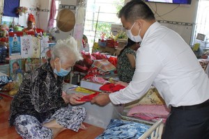 Sunny World 投資與發展股份公司副總經理麒麟代表向孤寡老人贈送紅包。