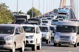 每逢節假日，迪廟橋的局部交通擁堵幾乎成了常態。（圖源：陳維）