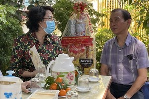 市祖國陣線委員會主席蘇氏碧珠向華人退休幹部梁鴻德拜年。