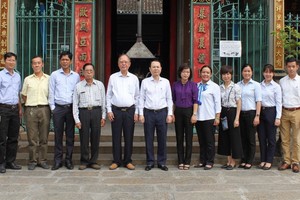 阮文孝書記(右七)與穗城會館理事會 代表合照留念。