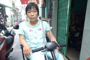 李旺玲每天兩趟騎著電動車去賣彩票。