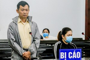 出庭受審的兩名被告人阮國簪（站）和阮瑞芳草。（圖源：安平）