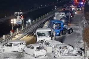 多輛汽車在高速公路上連環相撞，事故路段長約1公里。（圖源：路透社）