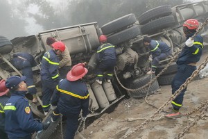 救護隊趕抵事故現場搜救被困在車上的人員。（圖源：TTO）