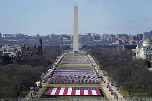 美首都華盛頓國家廣場上插滿了旗幟。（圖源：AP）