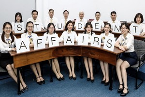 市經濟大學所屬學生關照與輔助處人員集體亮相。