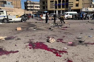 這是1月21日在伊拉克巴格達拍攝的爆炸襲擊事件現場。（圖源：AP）