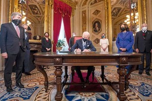 美國總統拜登就職後簽署一系列文件。（圖源：Getty Images）