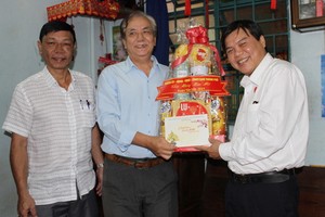 曾友鋒同志（右一）向華人老幹部朱杞文贈送新年禮物。
