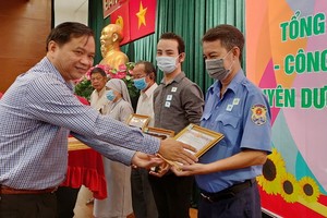 郡民運處主任阮長青向個人頒發獎狀。