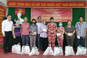 阮北南副書記（左一）與藏霞洞永安堂住持何金蓮（右五）向華人同胞贈送禮物。