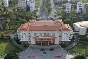 從高處俯瞰的守德市人委會辦公廳。（圖源：TNO）