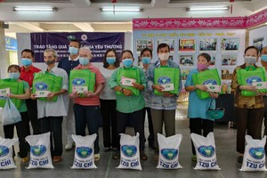 市紅十字會與第五郡領導同慈濟慈善會志工向第五郡同胞贈送禮物。