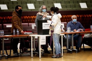 1月24日，選民在葡萄牙首都里斯本一處投票站投票。 （圖源：新華社）