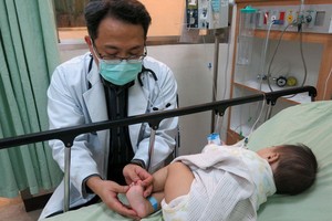 豐原醫院兒童感染科醫師馬瑞杉檢查小朋友身體狀況