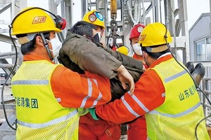 一名礦工成功升井。（圖源：新華社）