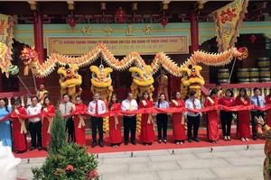 市、郡領導和會館代表剪綵儀式。