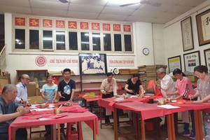 書法家們為慈善揮春活動作準備。