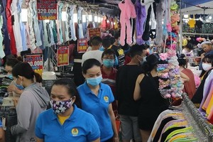 眾多年輕工人在集市上參觀選購物品。（圖源：玄珍）