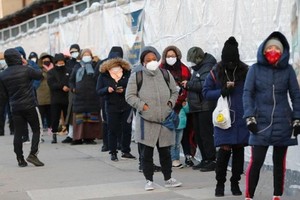 美紐約一處新冠檢測點市民排隊檢測。（圖源：互聯網）