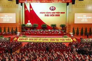 與會代表表決通過大會議程。（圖源：越通社）