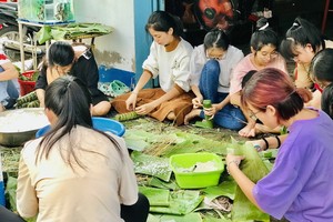 中文系大學生裹粽贈送醫院貧窮病人。