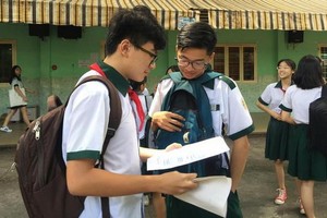 考生在考場外交換意見。（圖源：鄧偵）