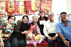 海南會館代表團向高齡鄉親拜年。