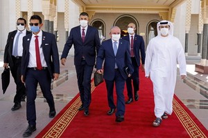 以色列國家安全顧問梅爾·本·沙巴特（中）去年9月訪問阿布扎比。（圖源：Getty Images）