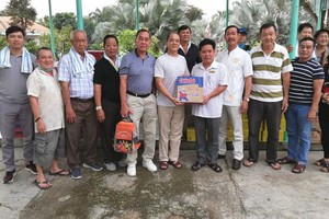 熱心人士盧榮德（中左）代表眾友向中心負責人象徵性移交物品。