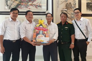 第十一郡郡委書記張國林(左二)親切問候人民藝人張漢明。