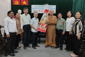 范興主任(左四)接受代表團的賀禮。