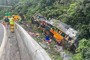 大巴車側翻事故現場。（圖源：EPA）