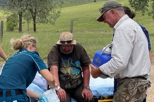 救護員到場為韋伯(中)處理傷勢。（圖源：互聯網）