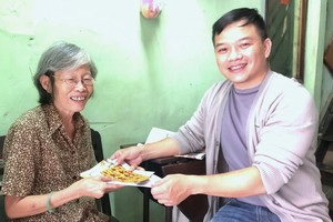 麒麟向熱心老街坊贈送新年紅包。