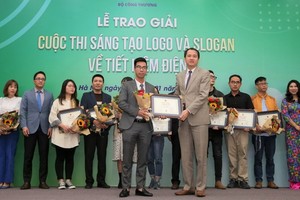 “節約用電口號與標誌設計”比賽頒獎儀式。（圖源：懷秋）