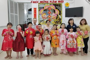 范興主任(後排左一)與陳月寶副主席 (後排右二)同將來特殊學生師生合影。